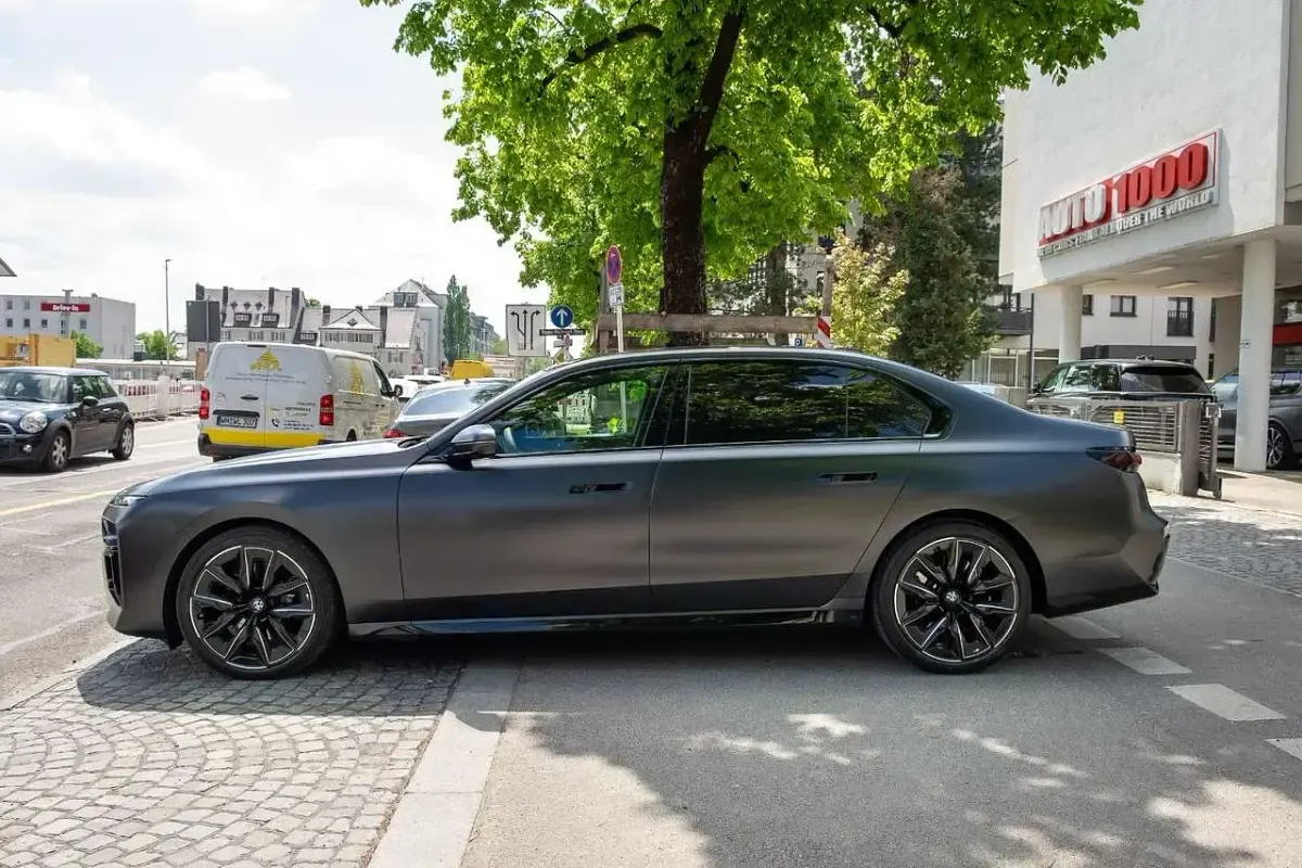 Gebraucht BMW 740 M Sport 299 PS (219 kW) 2025 Grau Limousine