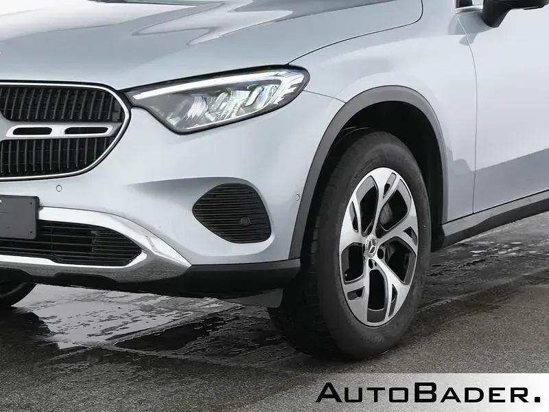 Gebraucht Mercedes GLC300 Avantgarde 204 PS (150 kW) 2024 Silber SUV