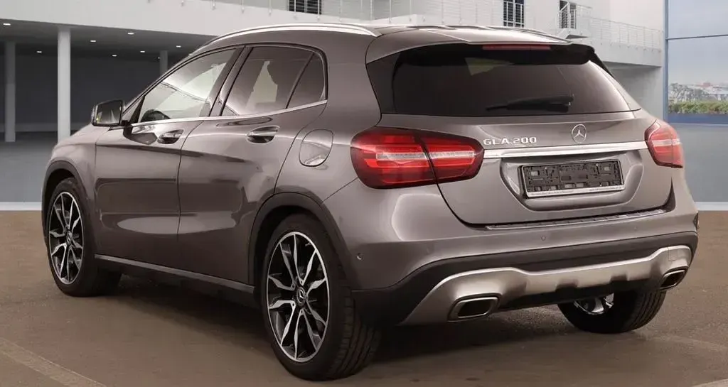 Gebraucht Mercedes GLA200 Urban 156 PS (114 kW) 2020 Grau SUV