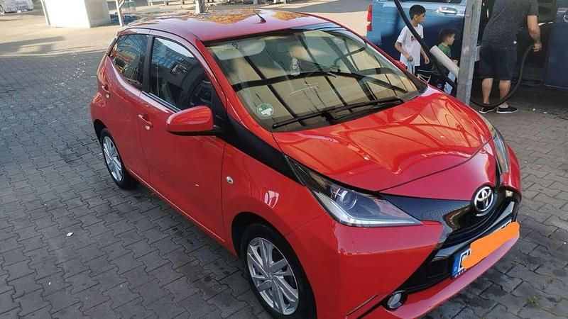 Rot Gebraucht 2017 Toyota Aygo X-play Kleinwagen | 7.100 € (Fairer Preis) - Bild 1/4