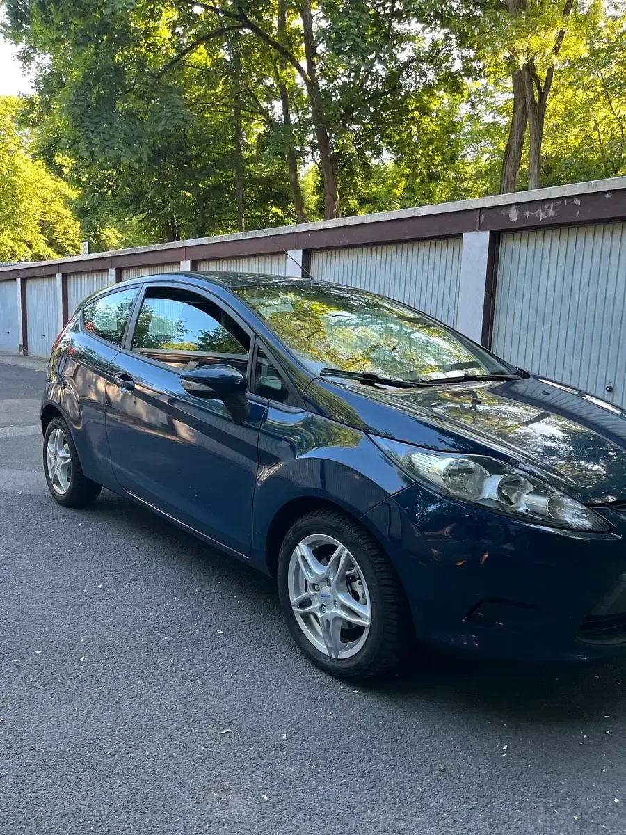 Gebraucht Ford Fiesta 60 PS (44 kW) 2011 Blau Kleinwagen