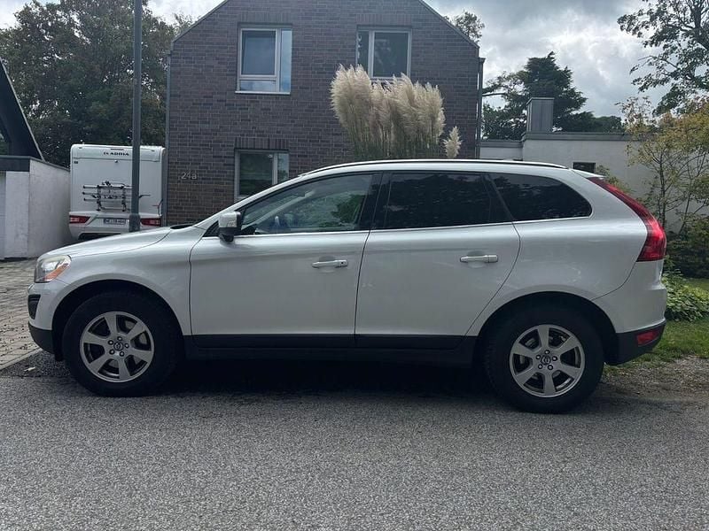 Weiß Gebraucht 2011 Volvo XC60 Summum SUV | 8.900 € (Guter Preis) - Bild 1/4