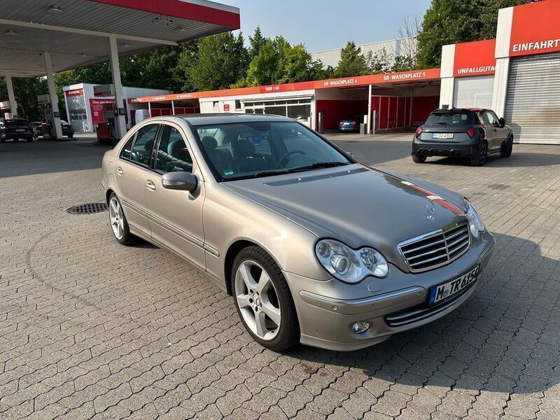 Grau Gebraucht 2004 Mercedes 220 Avantgarde Limousine | 3.700 € - Bild 1/4