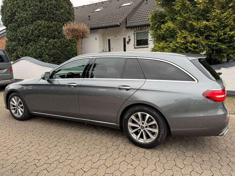 Gebraucht Mercedes E220 194 PS (142 kW) 2019 Grau Kombi