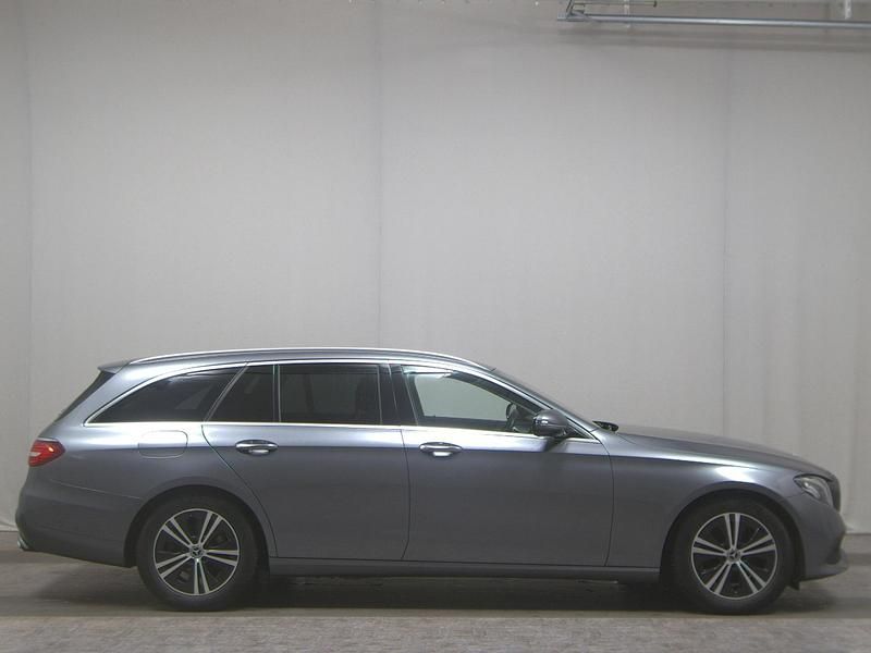 Grau Gebraucht 2020 Mercedes E220 Avantgarde Limousine | 28.980 € (Superpreis) - Bild 1/4