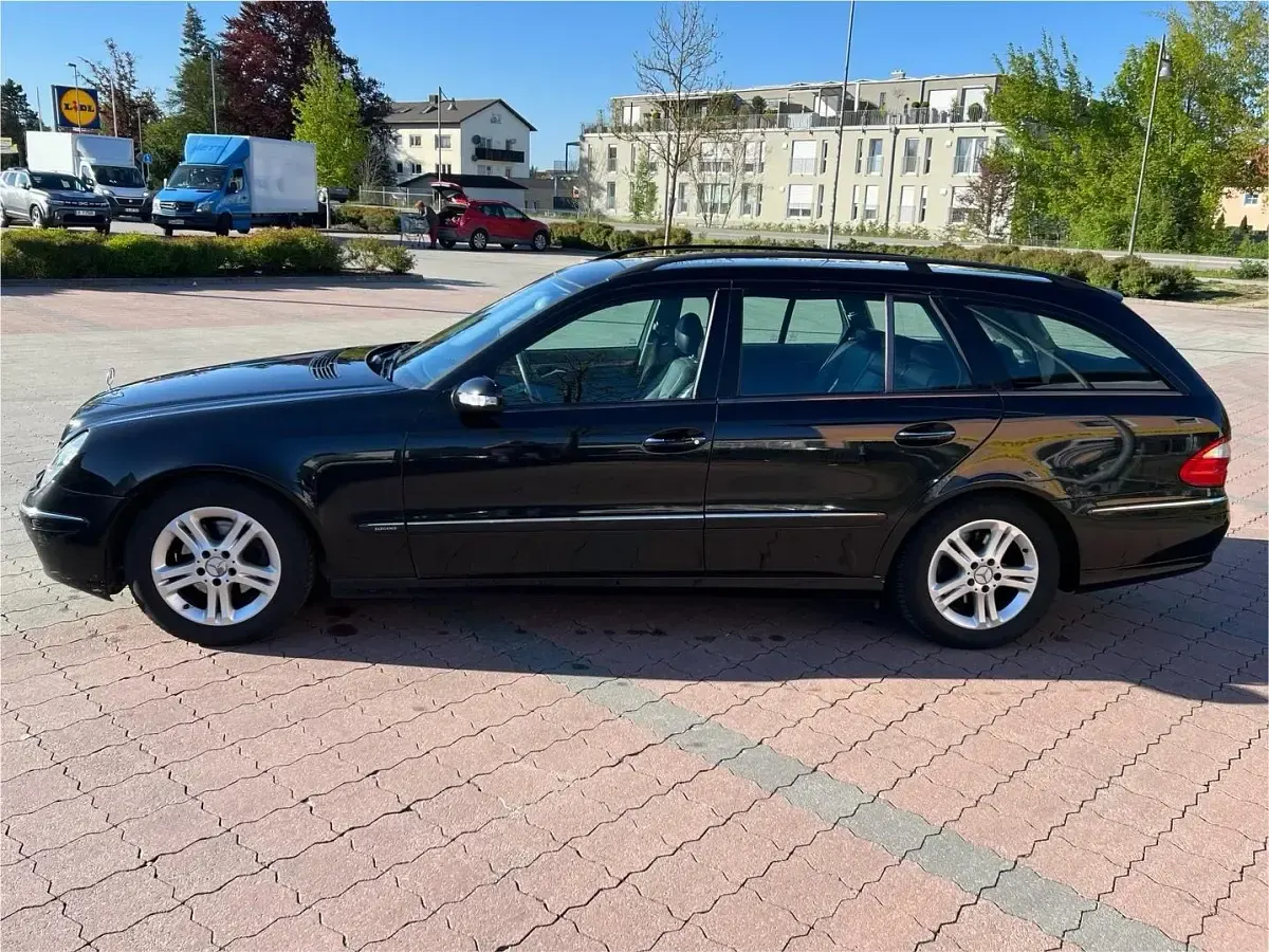 Gebraucht Mercedes E270 177 PS (130 kW) 2004 Schwarz Kombi