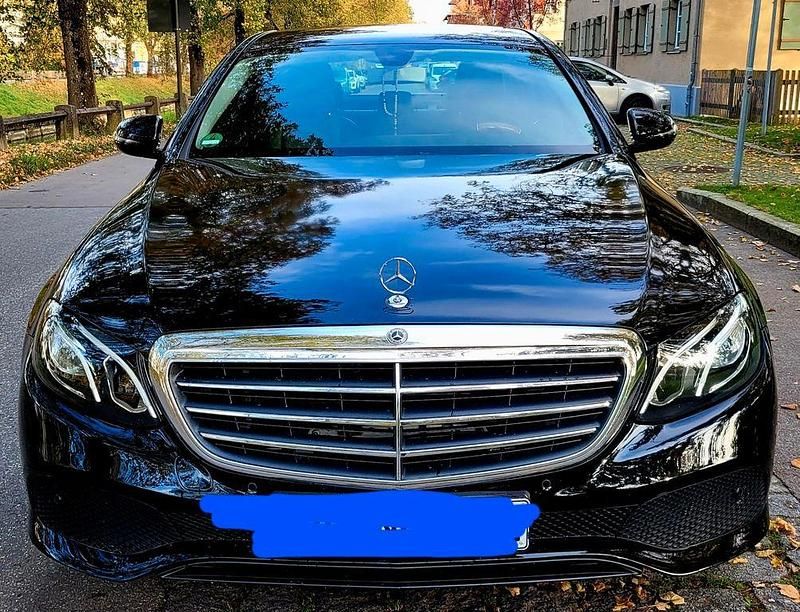 Schwarz Gebraucht 2018 Mercedes E200 Limousine | 13.900 € (Fairer Preis) - Bild 1/4