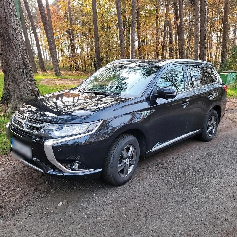 Schwarz Gebraucht 2016 Mitsubishi Outlander P-HEV SUV | 17.900 € - Bild 1/4