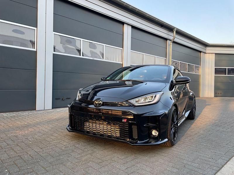 Schwarz Gebraucht 2023 Toyota Yaris Limousine | 33.915 € (Fairer Preis) - Bild 1/4
