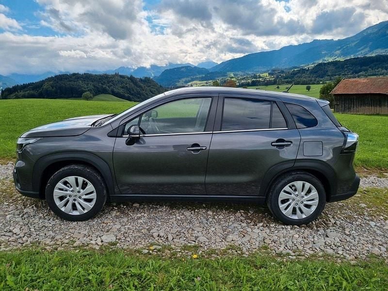 Grau Gebraucht 2023 Suzuki SX4 S-Cross Comfort Kleinwagen | 20.500 € (Fairer Preis) - Bild 1/4