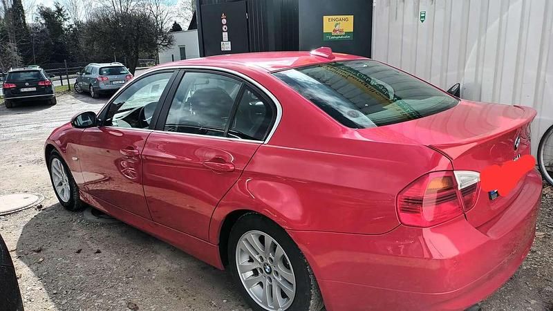 Gebraucht BMW 325 218 PS (160 kW) 2005 Rot Limousine