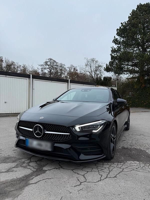 Schwarz Gebraucht 2020 Mercedes CLA200 Kombi | 25.000 € (Fairer Preis) - Bild 1/4