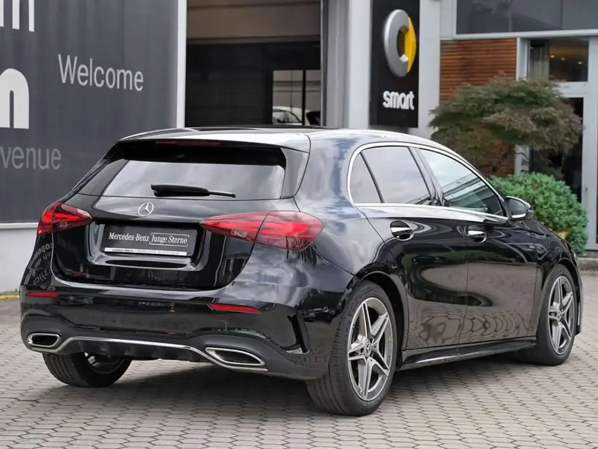Gebraucht Mercedes A200 AMG 163 PS (119 kW) 2025 Kosmosschwarz Limousine