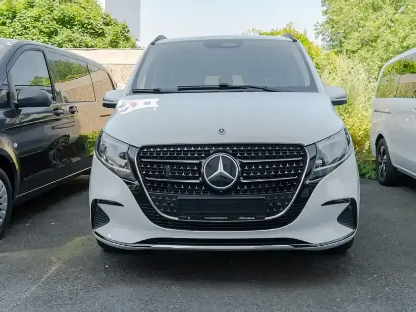 Gebraucht Mercedes V300 Avantgarde 237 PS (174 kW) 2025 Bergkristallweiss metallic Van / Kleinbus