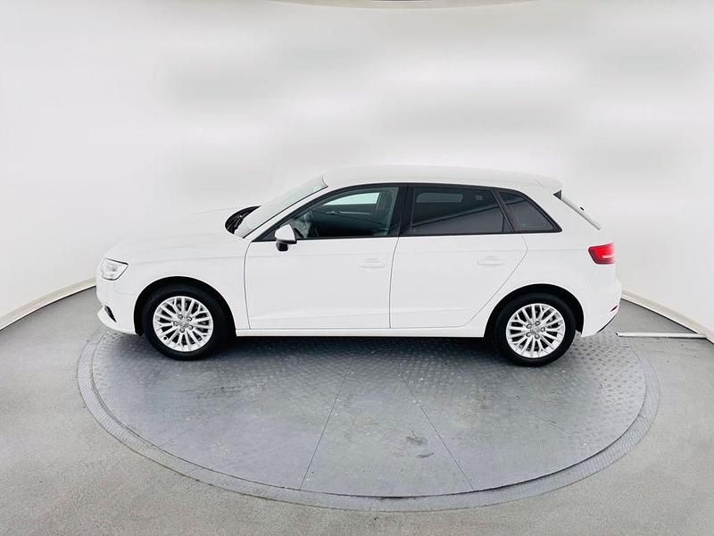 Weiß Gebraucht 2018 Audi A3 Sportback Comfort Limousine | 11.500 € (Guter Preis) - Bild 1/4
