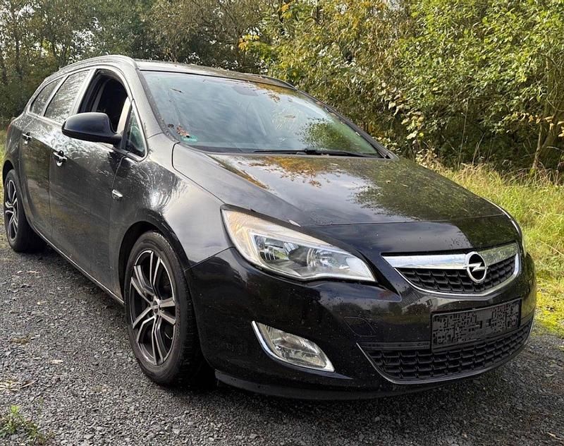 Schwarz Gebraucht 2011 Opel Astra Design Edition Kombi | 2.990 € (Fairer Preis) - Bild 1/4