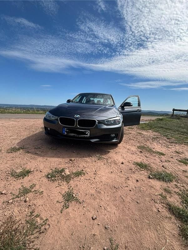 Gebraucht BMW 318 143 PS (105 kW) 2012 Grau Limousine