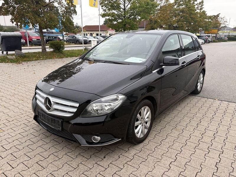 Schwarz Gebraucht 2014 Mercedes B180 Van / Kleinbus | 7.999 € (Superpreis) - Bild 1/4
