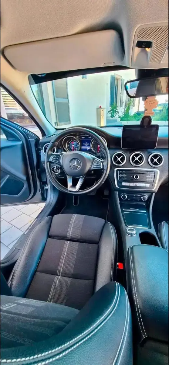Gebraucht Mercedes A180 109 PS (80 kW) 2017 Grau Kleinwagen