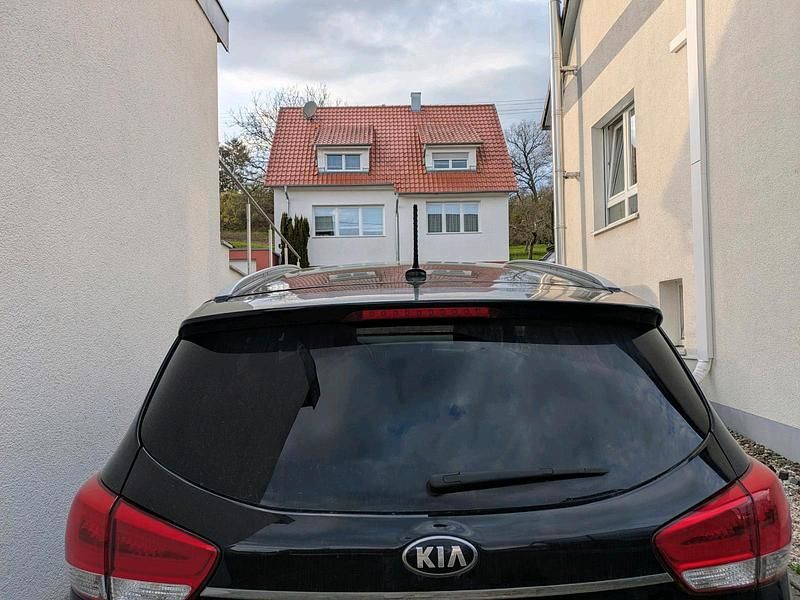 Gebraucht Kia Carens 135 PS (99 kW) 2014 Schwarz Van / Kleinbus