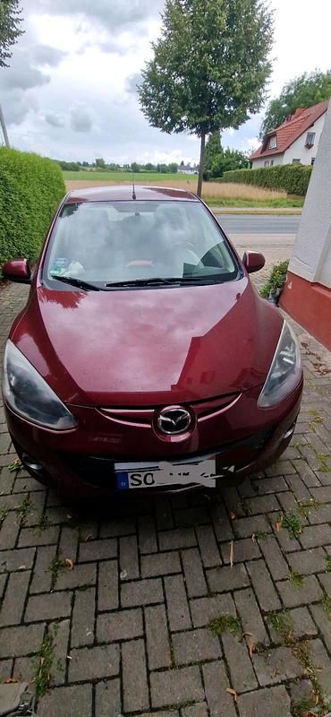Rot Gebraucht 2012 Mazda 2 Limousine | 3.350 € (Fairer Preis) - Bild 1/4