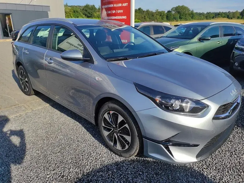 Neu Kia Ceed Sportswagon 140 PS (102 kW) 2025 Penta grau Kombi