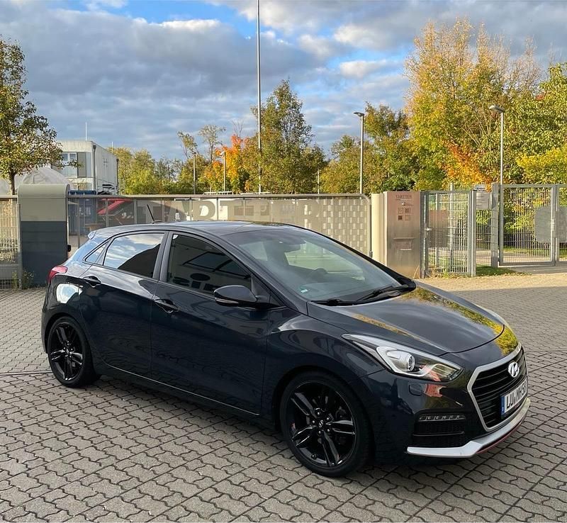 Grau Gebraucht 2015 Hyundai i30 Turbo Limousine | 12.000 € (Teuer) - Bild 1/4