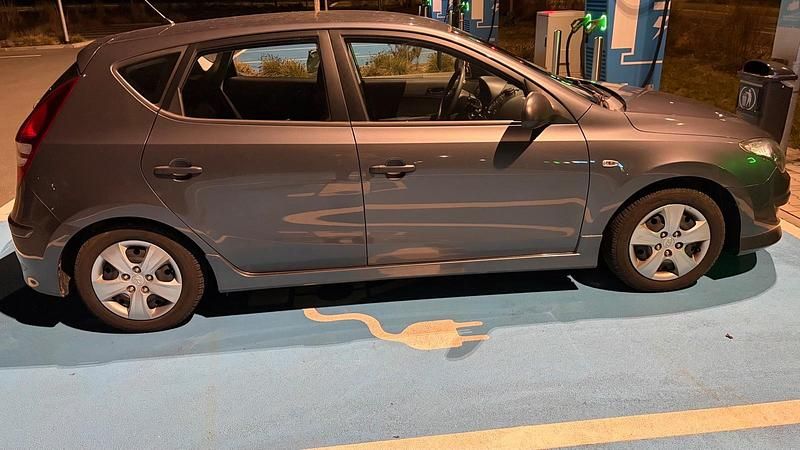 Gebraucht Hyundai i30 109 PS (80 kW) 2011 Grau Kleinwagen