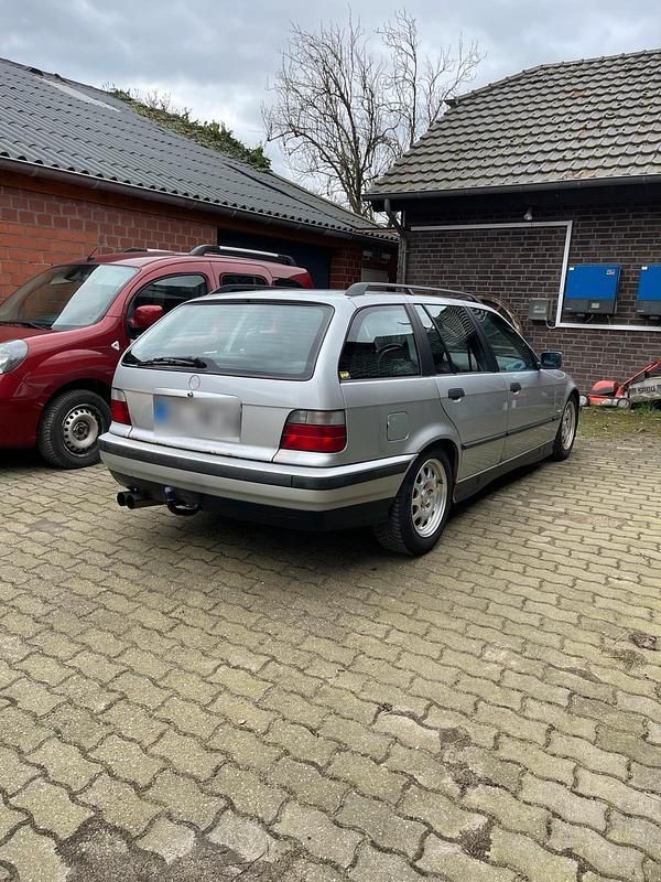 Gebraucht BMW 318 116 PS (85 kW) 1998 Silber Kombi