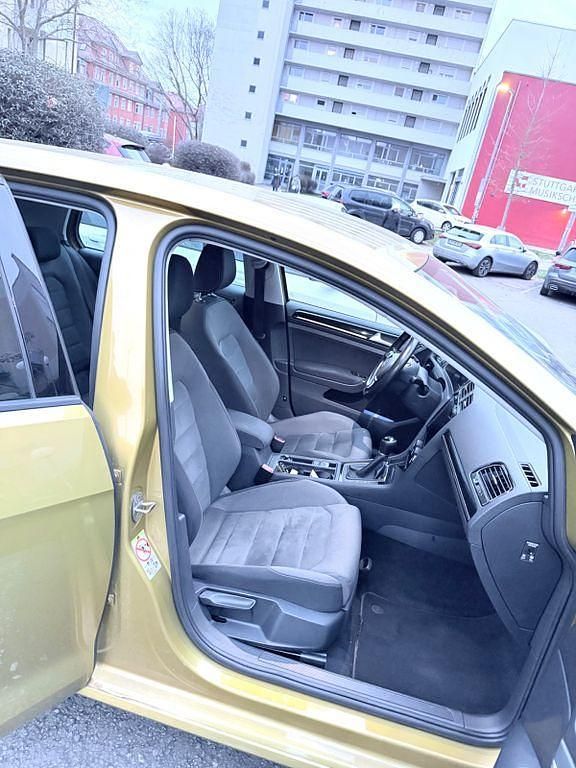Gebraucht VW Golf VII Highline 150 PS (110 kW) 2016 Gold Limousine