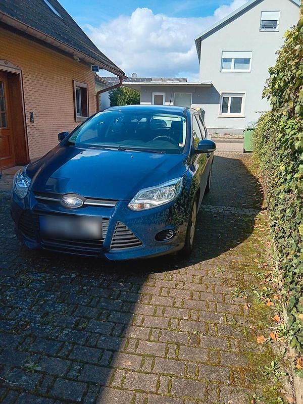 Gebraucht Ford Focus Ambiente 101 PS (74 kW) 2014 Blau Kombi