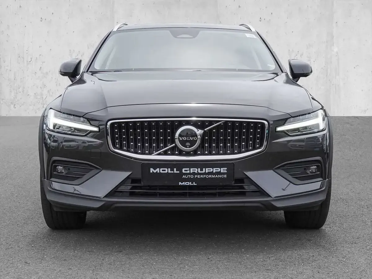 Gebraucht Volvo V60 CC Ultimate 197 PS (144 kW) 2023 Platinum grey / metallic Kombi