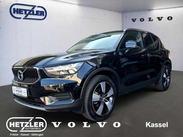 Black solid (stone) / solid Gebraucht 2022 Volvo XC40 Momentum SUV | 28.850 € (Fairer Preis) - Bild 1/4