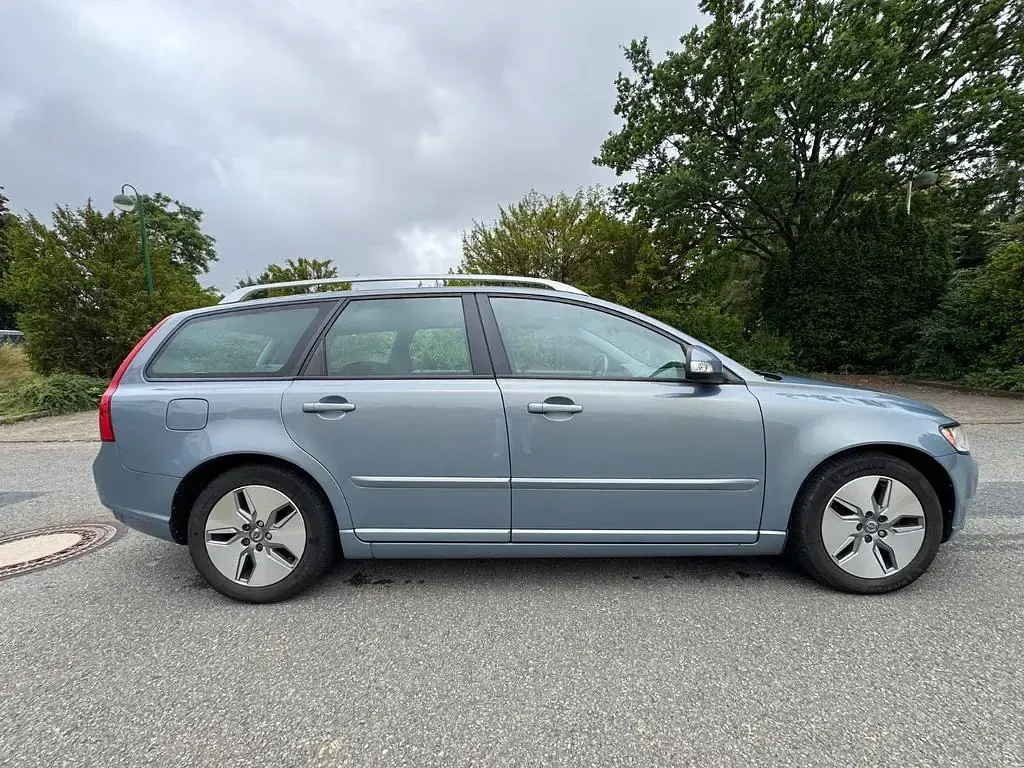 Gebraucht Volvo V50 Kinetic 114 PS (83 kW) 2011 Blau Kombi