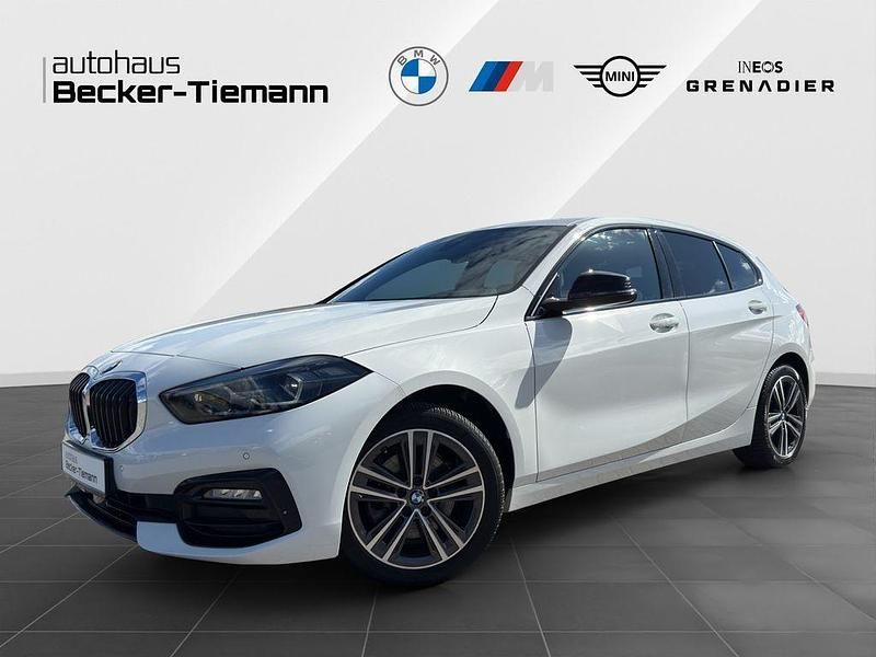 Alpinweiß uni Gebraucht 2020 BMW 118 Sport Line Kleinwagen | 21.789 € (Fairer Preis) - Bild 1/4