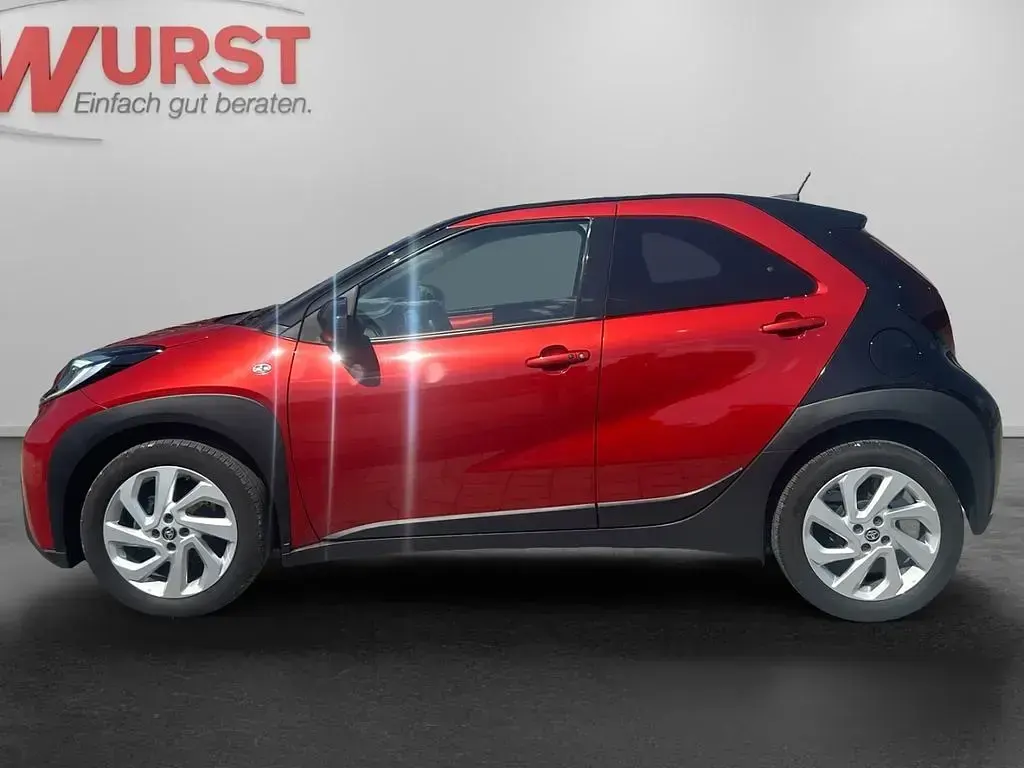 Gebraucht Toyota Aygo X Pulse 72 PS (52 kW) 2022 3u4)/ black mica (209) (rot SUV