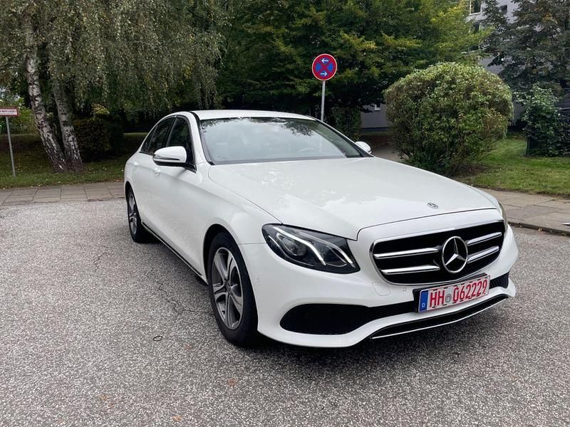 Weiß Gebraucht 2019 Mercedes E200 Limousine | 29.890 € (Teuer) - Bild 1/4