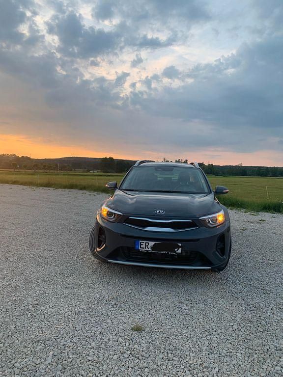 Grau Gebraucht 2021 Kia Stonic Vision SUV | 15.800 € (Fairer Preis) - Bild 1/4