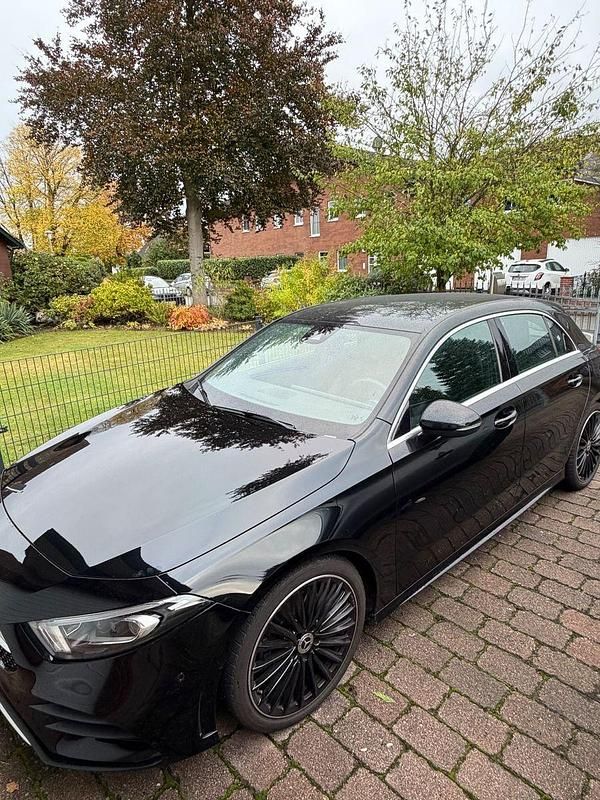 Schwarz Gebraucht 2019 Mercedes A220 AMG line Limousine | 24.900 € (Fairer Preis) - Bild 1/4