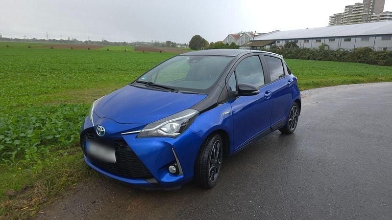 Blau Gebraucht 2017 Toyota Yaris Hybrid Kleinwagen | 12.777 € (Fairer Preis) - Bild 1/4