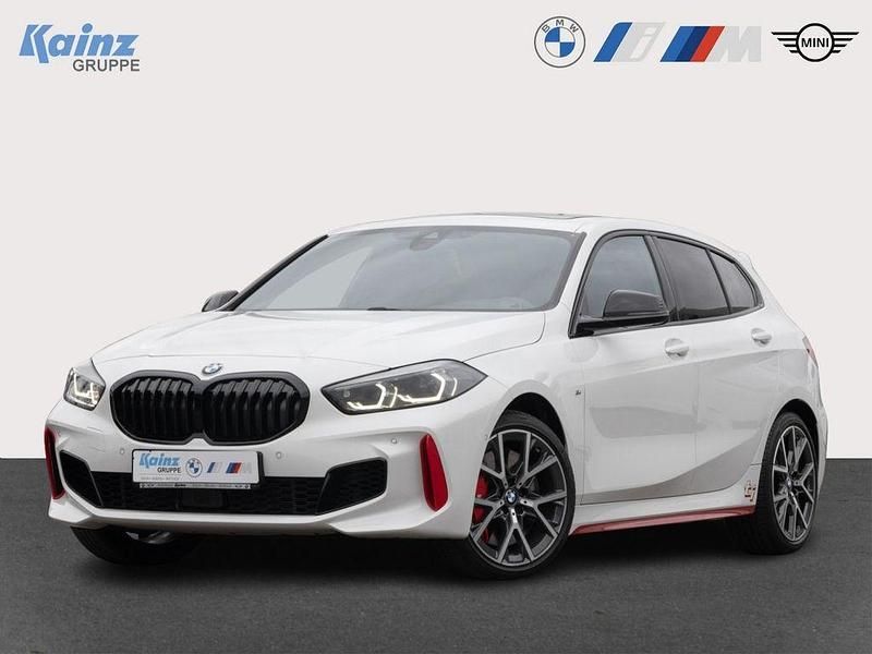 Alpinweiss iii Gebraucht 2024 BMW 128 M Sport Limousine | 34.890 € (Fairer Preis) - Bild 1/4
