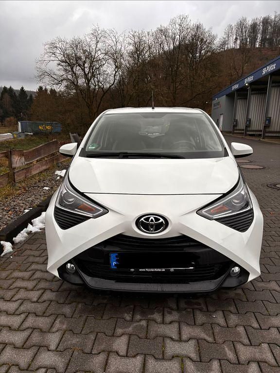 Weiß Gebraucht 2021 Toyota Aygo Team Kleinwagen | 9.900 € (Guter Preis) - Bild 1/4