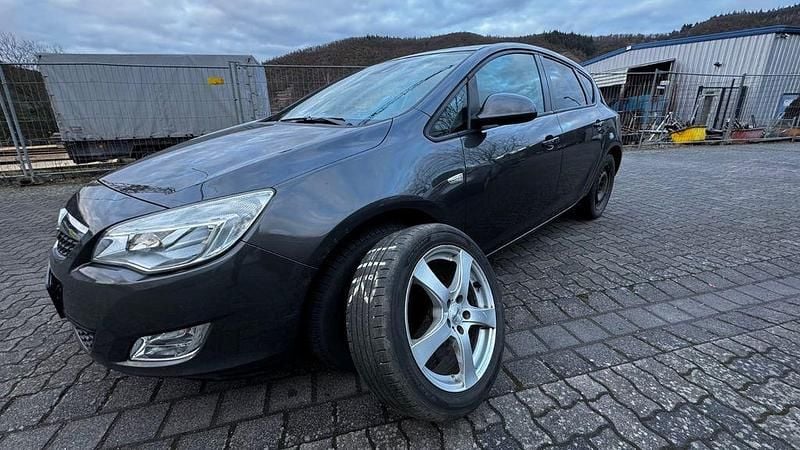 Grau Gebraucht 2011 Opel Astra Design Edition Limousine | 1.489 € (Superpreis) - Bild 1/4