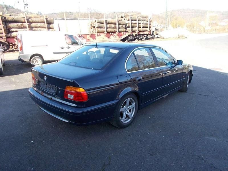 Second-hand BMW 525 163 CP (119 kW) 2000 Albastru Berlinǎ
