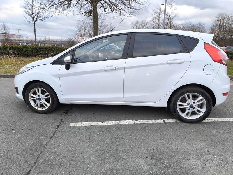 Gebraucht Ford Fiesta 101 PS (74 kW) 2017 Weiß Kleinwagen