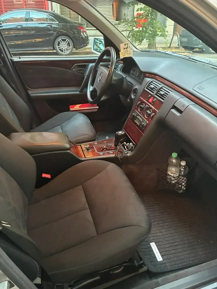 Gebraucht Mercedes E200 Elegance 136 PS (100 kW) 1999 Silber Limousine