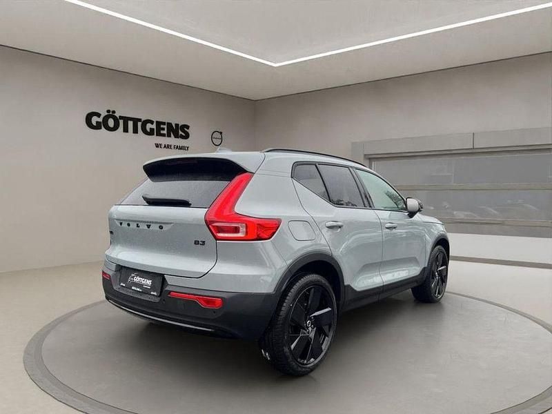 Neu Volvo XC40 Plus 163 PS (119 kW) 2025 Grau SUV