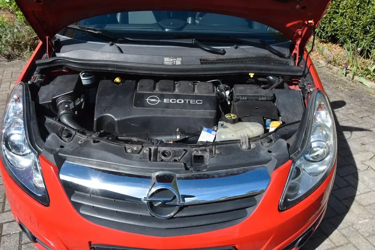 Usado Opel Corsa Innovation 90 HP (66 kW) 2009 Vermelho Citadino