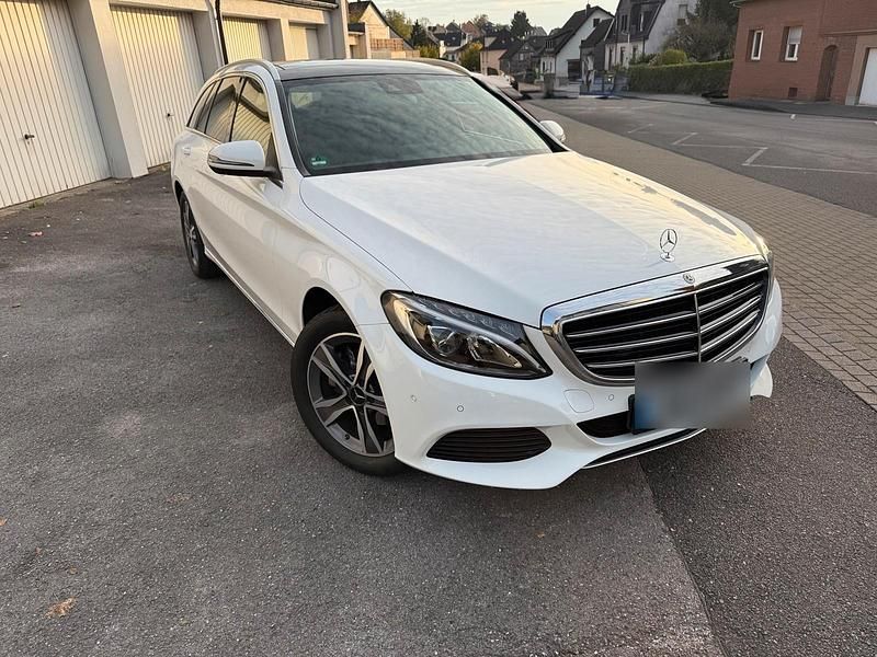 Weiß Gebraucht 2017 Mercedes C200 Exclusive Kombi | 21.300 € (Fairer Preis) - Bild 1/4