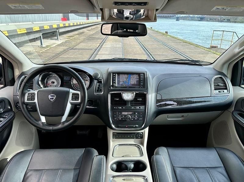 Grau Gebraucht 2012 Lancia Voyager Gold Van / Kleinbus | 18.450 € - Bild 1/4